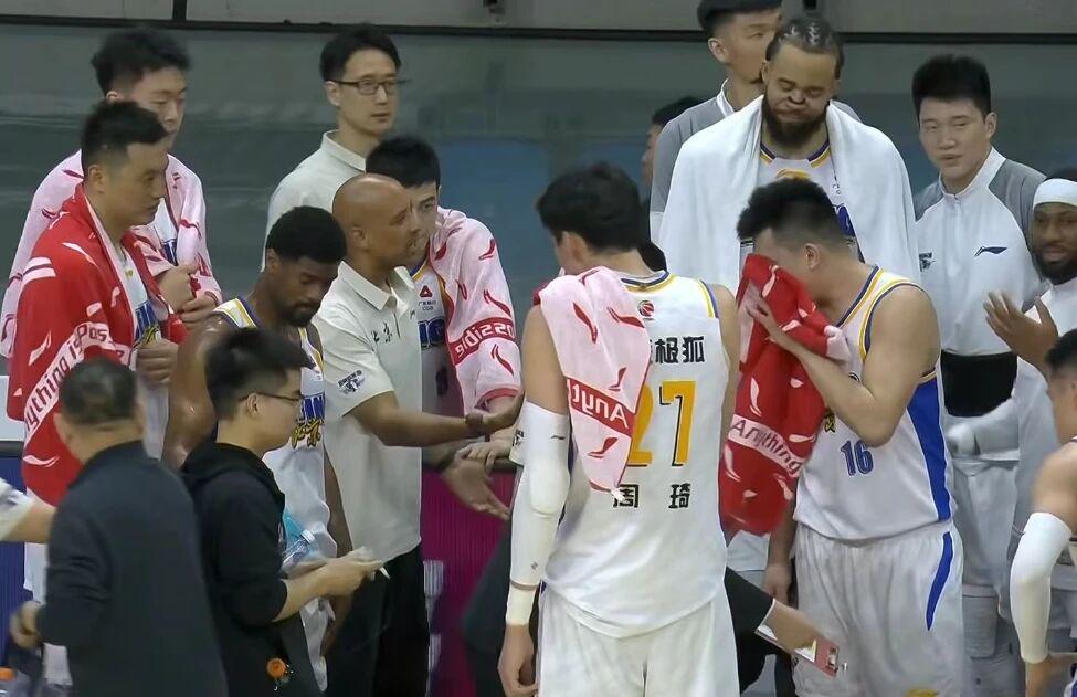 手机应用-北京男篮轻取广州，周琦11+6徐昕10+6，麦基19+7方硕18分！